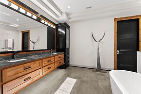 The Grand on Greenbay-7 Bedrooms Sleeps 21 Modern new Build