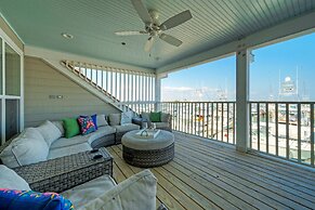 Blue Marlin at Trout Street Balcony w Marina Views Walk to Port A Nigh