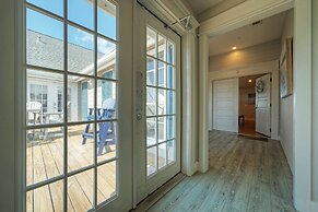 Blue Marlin at Trout Street Balcony w Marina Views Walk to Port A Nigh