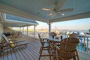 Blue Marlin at Trout Street Balcony w Marina Views Walk to Port A Nigh