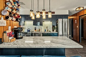 Mountain Magic by Avantstay Firepit Game Room - Pool Table Foosball