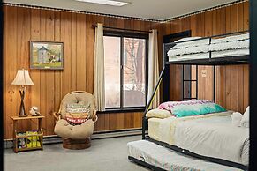 Mountain Magic by Avantstay Firepit Game Room - Pool Table Foosball