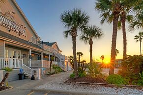 Dolphin at Trout Street Queen Suite w Kitchenette Marina-front Patio