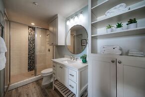 Dolphin at Trout Street Queen Suite w Kitchenette Marina-front Patio