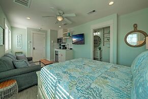 Dolphin at Trout Street Queen Suite w Kitchenette Marina-front Patio