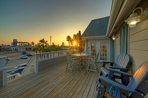 Dolphin at Trout Street Queen Suite w Kitchenette Marina-front Patio