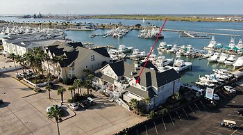 Dolphin at Trout Street Queen Suite w Kitchenette Marina-front Patio