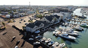 Dolphin at Trout Street Queen Suite w Kitchenette Marina-front Patio