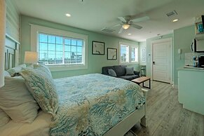 Dolphin at Trout Street Queen Suite w Kitchenette Marina-front Patio