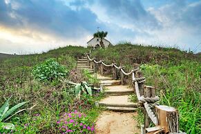 Dolphin at Trout Street Queen Suite w Kitchenette Marina-front Patio