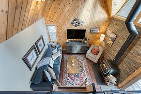 Sierra at Donner Lofted Cabin Minutes to Lake A-frame-inspired Design 