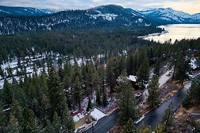 Sierra at Donner Lofted Cabin Minutes to Lake A-frame-inspired Design 
