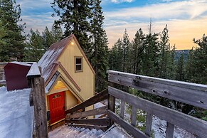 Sierra at Donner Lofted Cabin Minutes to Lake A-frame-inspired Design 
