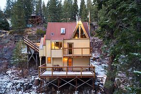 Sierra at Donner Lofted Cabin Minutes to Lake A-frame-inspired Design 