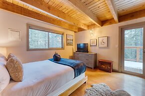 Sierra at Donner Lofted Cabin Minutes to Lake A-frame-inspired Design 