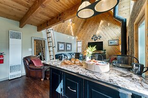 Sierra at Donner Lofted Cabin Minutes to Lake A-frame-inspired Design 