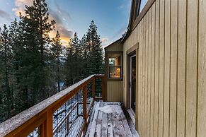 Sierra at Donner Lofted Cabin Minutes to Lake A-frame-inspired Design 