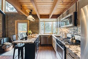 Sierra at Donner Lofted Cabin Minutes to Lake A-frame-inspired Design 