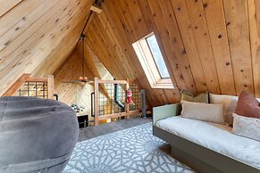 Sierra at Donner Lofted Cabin Minutes to Lake A-frame-inspired Design 