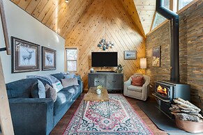 Sierra at Donner Lofted Cabin Minutes to Lake A-frame-inspired Design 