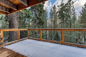 Sierra at Donner Lofted Cabin Minutes to Lake A-frame-inspired Design 