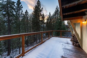Sierra at Donner Lofted Cabin Minutes to Lake A-frame-inspired Design 