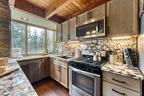 Sierra at Donner Lofted Cabin Minutes to Lake A-frame-inspired Design 