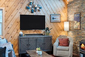 Sierra at Donner Lofted Cabin Minutes to Lake A-frame-inspired Design 