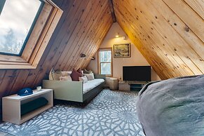 Sierra at Donner Lofted Cabin Minutes to Lake A-frame-inspired Design 
