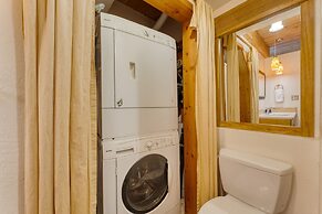 Sierra at Donner Lofted Cabin Minutes to Lake A-frame-inspired Design 