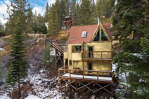 Sierra at Donner Lofted Cabin Minutes to Lake A-frame-inspired Design 