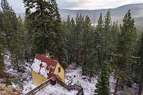 Sierra at Donner Lofted Cabin Minutes to Lake A-frame-inspired Design 