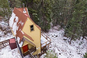 Sierra at Donner Lofted Cabin Minutes to Lake A-frame-inspired Design 