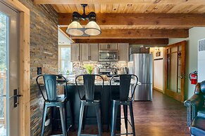 Sierra at Donner Lofted Cabin Minutes to Lake A-frame-inspired Design 