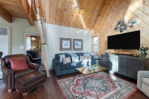 Sierra at Donner Lofted Cabin Minutes to Lake A-frame-inspired Design 