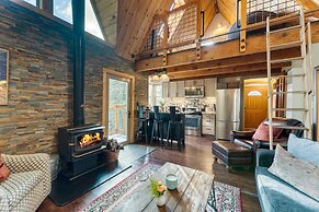 Sierra at Donner Lofted Cabin Minutes to Lake A-frame-inspired Design 