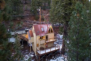 Sierra at Donner Lofted Cabin Minutes to Lake A-frame-inspired Design 