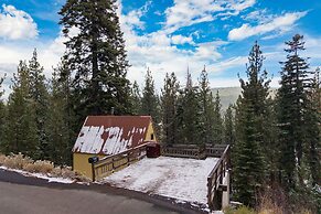 Sierra at Donner Lofted Cabin Minutes to Lake A-frame-inspired Design 