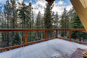 Sierra at Donner Lofted Cabin Minutes to Lake A-frame-inspired Design 