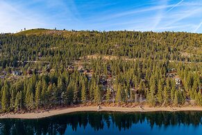 Denton by Avantstay Hot Tub Enclosed Deck w Fire Pit Near Skiing Lake