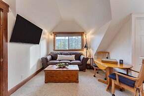 Denton by Avantstay Hot Tub Enclosed Deck w Fire Pit Near Skiing Lake