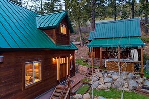 Denton by Avantstay Hot Tub Enclosed Deck w Fire Pit Near Skiing Lake