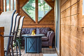 Denton by Avantstay Hot Tub Enclosed Deck w Fire Pit Near Skiing Lake