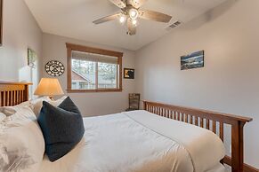 Denton by Avantstay Hot Tub Enclosed Deck w Fire Pit Near Skiing Lake