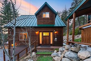 Denton by Avantstay Hot Tub Enclosed Deck w Fire Pit Near Skiing Lake