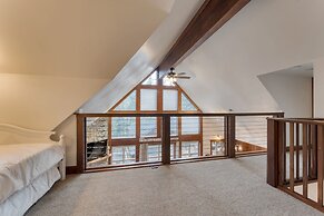 Denton by Avantstay Hot Tub Enclosed Deck w Fire Pit Near Skiing Lake