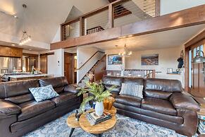 Denton by Avantstay Hot Tub Enclosed Deck w Fire Pit Near Skiing Lake