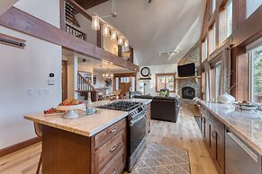 Denton by Avantstay Hot Tub Enclosed Deck w Fire Pit Near Skiing Lake