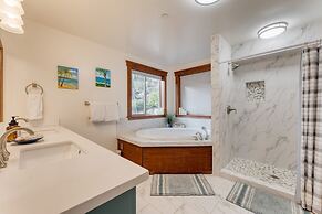 Denton by Avantstay Hot Tub Enclosed Deck w Fire Pit Near Skiing Lake