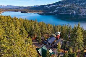 Denton by Avantstay Hot Tub Enclosed Deck w Fire Pit Near Skiing Lake